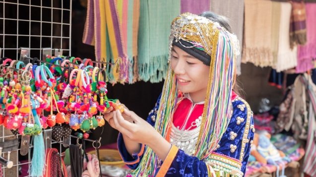 hill-tribe-women-selling-goods-tourists