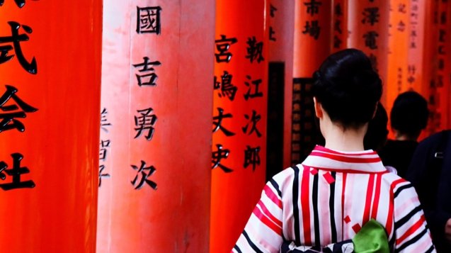 rear-view-woman-traditional-clothing-fushimi-inari-taisha