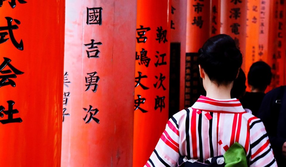 rear-view-woman-traditional-clothing-fushimi-inari-taisha